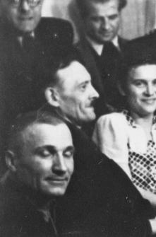 Polacy zwolnieni z łagr&oacute;w świętują Boże Narodzenie w domu pp. Weber&oacute;w; siedzą na dole od lewej: NN, Greczanik, Natalia Weber; stoją: NN i Makowski.