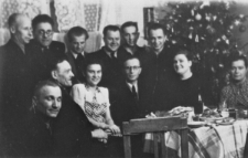 Polacy zwolnieni z łagrów świętują Boże Narodzenie w domu u Natalii i Edmunda Weberów; stoją od lewej: Cybulski, NN, Makowski, Dziemieszkiewicz, NN, Tatarzycki; siedzą od lewej: NN, Greczanik (z profilu), Natalia Weber, ks. Michał Drabik, NN, NN.