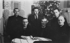 Polacy zwolnieni z łagrów świętują Wigilię w domu Natalii i Edmunda Weberów; pierwszy z lewej siedzi ks. Michał Drabik, pierwszy z prawej stoi Michał Tatarzycki.