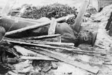 Przewr&oacute;cony pomnik Stalina w Workucie, lata 1955-57.