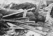 Przewr&oacute;cony pomnik Stalina w Workucie, lata 1955-57.