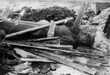 Przewr&oacute;cony pomnik Stalina w Workucie, lata 1955-57.