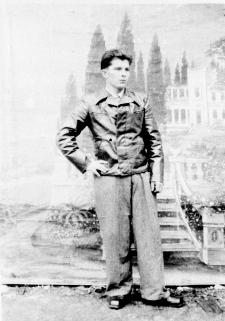 Portret mężczyzny na tle malowanych dokoracji - jest to Wacław Rodziewicz lub Bolesław Jasiukiewicz (patrz fot. 000857).