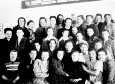 Duża grupa kobiet pod transparentem, zdjęcie wykonano prawdopodobnie w miejscowości Tajszet w latach 1955-57.