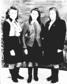 Stanisława Pietkiewicz, Zofia Sierkiewicz i Jadwiga [nazwisko nieznane] podczas pobytu na zsyłce.