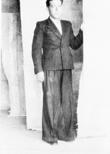 Mężczyzna w garniturze - jest to Wacław Rodziewicz lub Bolesław Jasiukiewicz (patrz fot.000851).