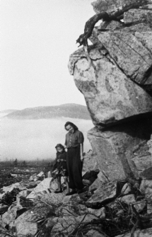 Janina Durlik z córeczką miejscowych Polaków. Zdjęcie z okolic Magadanu lub Nagajewa, kobieta z dzieckiem obok skały.