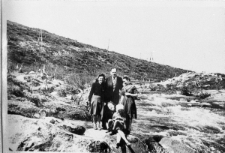 Grupa ludzi na tle krajobrazu. Janina Durlik siedzi z dzieckiem; stoją: Zdzisława Paczosińska, NN, Nela Mackiewiczowa (?).