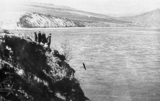 Osoby NN stojące na urwistym brzegu nad wodą; prawdopodobnie pierwsza od lewej: Janina Durlik.