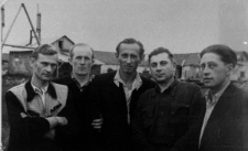 Grupa mężczyzn na tle zabudowań. Od lewej: Olgierd Zarzycki, Franciszek Sitnik, Kaczorowski, NN, NN.