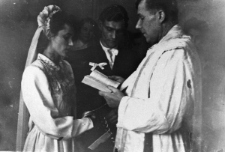 Ślub Natalii Odyńskiej i Olgierda Zarzyckiego, udziela go ksiądz Kuczyński.