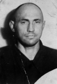 Prawdopodobnie Bolesław Kostanowicz, fotografia więzienna wykonana prawdopodobnie w więzieniu we Lwowie w roku 1940 lub 1941.