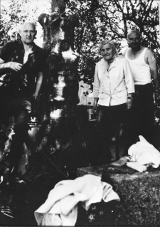 Grupa ludzi pod drzewem. Pierwszy z lewej Henryk Stawryłło.