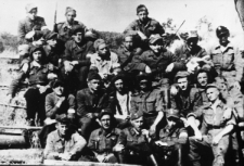 Drużyna harcerska Czarnej Trzynastki przy III kompanii "Szczerbca"; oznaczony strzałką Jan Karpowicz (brat Piotra); zdjęcie z lat 1940-1945.