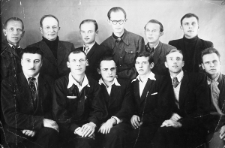 Polacy - więźniowie łagrów; od lewej w górnym rzędzie: NN, Antoni Raubo, Antoni Marczyk, Tadeusz Nagłowski, Alfred Urban, Jan Micko; od lewej w dolnym rzędzie: Witold Chalecki, Józef (nazwisko nieznane), Piotr Karpowicz, Zbigniew Szelking, Marian Dowgiałło, NN.