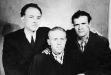 Byli więźniowie łagr&oacute;w; portret trzech mężczyzn, w środku: Eugeniusz Nadziejko, pozostali mężczyźni nierozpoznani.
