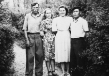 Czworo ludzi na ścieżce między drzewami. Po zwolnieniu z łagru; od lewej: NN (Kazach), dwie Polki NN, mężczyzna NN.