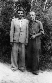 Więźniowie łagru: Romuald Kononowicz (z prawej) na pierwszej przepustce, z kolegą Mironem (nazwisko nieznane, Ukrainiec) - dw&oacute;ch mężczyzn na tle drzew.