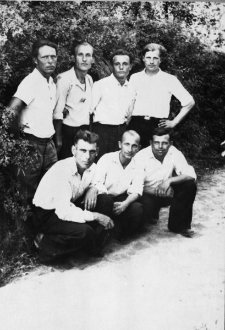 Polacy po zwolnieniu z łagru, w parku. Od lewej na dole w środku Stanisław Syryca. Od lewej na g&oacute;rze: Romuald Kononowicz, pozostali nierozpoznani.