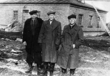 Więźniowie łagr&oacute;w w tydzień po zwolnieniu. Trzech mężczyzn na tle budynku. Od lewej: J&oacute;zef Bałtuszyn (Litwin), Władysław (nazwisko nieznane, Ukrainiec), Jan Waszkiewicz.