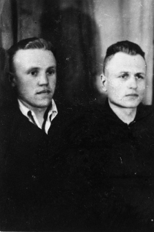 Portret dw&oacute;ch mężczyzn. Od prawej: Zygmunt Olechnowicz, Eugeniusz Nadziejko, zdjęcie z 1955 lub 1956 roku.