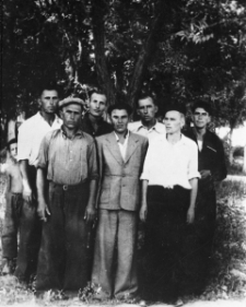 Więźniowie łagru na przepustce w parku; drugi od lewej z tyłu: Romuald Kononowicz, trzeci: Wacław Gruszewski; pozostali nierozpoznani (Ukraińcy).