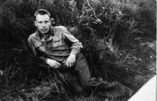 Stanisław Niedźwiecki (mężczyzna leżący na trawie). Zdjęcie wykonane prawdopodobnie w 1954 lub 1955 roku.
