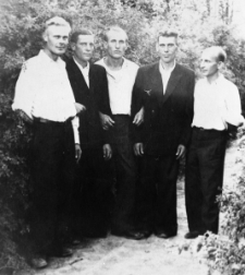 Więźniowie łagru w dwa dni po zwolnieniu z obozu. Pięciu mężczyzn na ścieżce wśr&oacute;d drzew. Od lewej: Stanisław Lelewicz, NN, Romuald Kononowicz, Wacław Juchniewicz (jeszcze w łagrze, na przepustce), Stanisław Syryca.