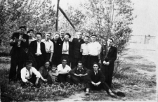 Więźniowie łagru. Grupa mężczyzn na tle drzew. Czwarty od lewej stoi: Romuald Kononowicz, szósty: Stanisław Lelewicz; pozostałe osoby nierozpoznane. Zdjęcie wykonane prawdopodobnie w 1954 lub 1955 roku.