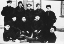 Więźniowie łagru; grupa mężczyzn w strojach zimowych przed budynkiem, drugi od prawej: Stanisław Kowalewski, pozostali nierozpoznani.