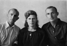 Portret trojga ludzi. Od lewej: Stanisław Syryca, NN (gospodyni, u której po wyjściu z obozu mieszkał R. Kononowicz), Romuald Kononowicz.
