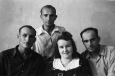 Portret czworga ludzi. Od lewej: Romuald Kononowicz (dwa tygodnie po zwolnieniu z łagru), Stanisław Syryca, Wanda (nazwisko nieznane), Zygmunt Turzyński.
