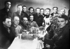 Więźniowie łagru. Grupa mężczyzn przy stole. Drugi od prawej stoi: Stanisław Kowalewski, pozostałe osoby NN; zdjęcie wykonane w Wielkanoc 1956 roku.