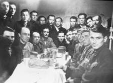 Więźniowie łagru. Grupa mężczyzn przy stole. Drugi od prawej stoi: Stanisław Kowalewski, pozostałe osoby NN; zdjęcie wykonane w Wielkanoc 1956 roku.