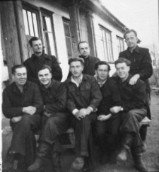 Grupa mężczyzn przed barakiem. Pierwszy od lewej: Stanisław Kowalewski, pozostałe osoby nierozpoznane.