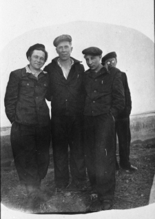 Czterech mężczyzn na tle krajobrazu. Drugi od lewej: Stanisław Kowalewski, pozostałe osoby nierozpoznane.