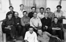 Polacy zesłani do ZSRR, grupa mężczyzn przed budynkiem, w tylnym rzędzie drugi od lewej: Jan Bisłyk (spod Wilna), trzeci od lewej: Stanisław Kowalewski; pozostałe osoby nierozpoznane.