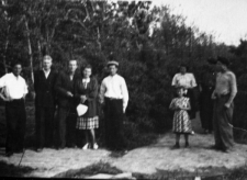 Grupa ludzi na spacerze. Trzeci od lewej: Romuald Kononowicz z żoną (nie była więziona w łagrze); pozostałe osoby NN (koledzy z obozu).