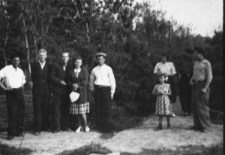 Grupa ludzi na spacerze. Trzeci od lewej: Romuald Kononowicz z żoną (nie była więziona w łagrze); pozostałe osoby NN (koledzy z obozu).