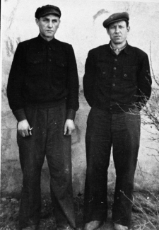 Portret stojący dw&oacute;ch mężczyzn. Od lewej: J&oacute;zef Czebotar, Bronisław Radziwiłłowicz; zdjęcie z 1955-56 roku.