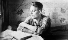 Stanisław Niedźwiecki po zwolnieniu z łagru - portret przy oknie z książką.