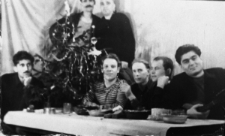 Wigilia zesłańców. Przy choince, w pasiastej koszulce: Stanisław Niedźwiecki, drugi z prawej: Eugeniusz Dorożko; pozostali NN; zdjęcie z 1955-56 roku.