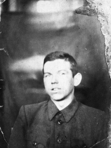 Zbigniew Szelking podczas uwięzienia w łagrze; zdjęcie portretowe wykonano około 1950 roku.