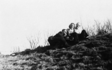 Polacy w oczekiwaniu na wyjazd do kraju. Troje ludzi siedzących na trawie na zboczu wzg&oacute;rza. Od lewej: Jerzy Picheta, Helena Witman, Antoni Marczyk.