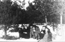 Polacy, byli więźniowie łagrów, w oczekiwaniu na wyjazd do Polski. Od lewej: Jerzy Picheta, Maria Tuliszewska (z d. Mochnacz), Kazimierz Tuliszewski, Piotr Karpowicz, Antoni Marczyk, Helena Witman.