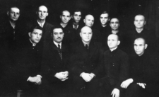 Polacy zwolnieni z sowieckich łagrów, trzeci od prawej w górnym rzędzie: Jerzy Picheta, trzeci od lewej w dolnym rzędzie: Dencel; pozostali nierozpoznani.