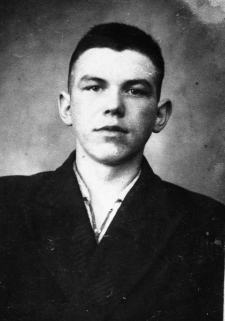 Zbigniew Szelking podczas uwięzienia w łagrze- zdjęcie portretowe. Dedykacja na odwrocie: "Kochanemu Braciszkowi Piotrusiowi - Zbych. By zdobywać w życiu cele, nam potrzeba tak niewiele. Wiary w siebie, dobrych chęci, kochać życie co tak nęci."