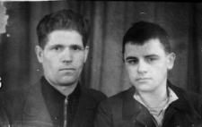 Portret dwóch mężczyzn. Od lewej: Mikołaj Szydłowski, Piotr Karpowicz; zdjęcie z 1946 lub 1947 roku.