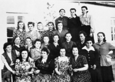 Duża grupa kobiet przed budynkiem. Więźniarki (byłe?) łagru w Kingirze; wśród nich Kazimiera Leskiewicz (obecnie Gryguś).