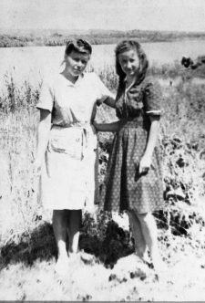 Kazimiera Leśkiewicz i Alfa Petruskajte, (byłe?) więźniarki łagru w gospodarstwie rolnym (na łące nad rzeką).